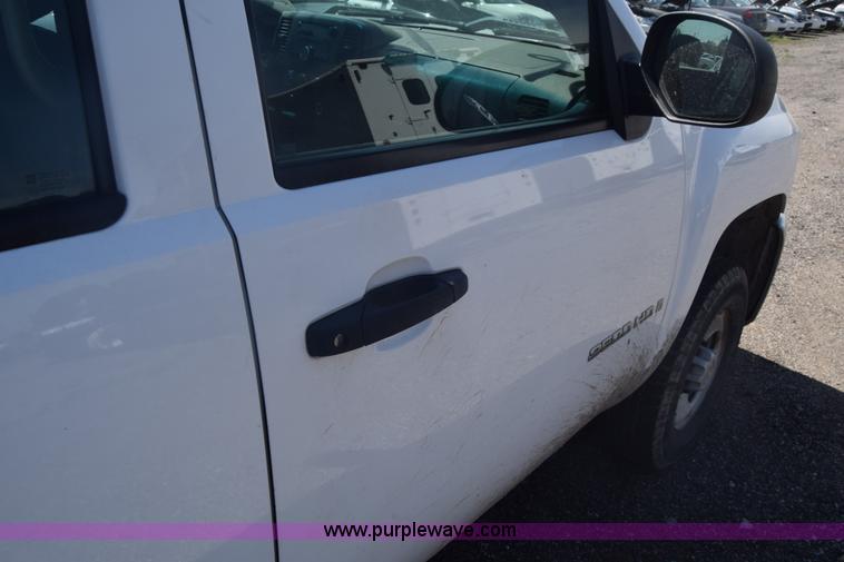 image for item L3777 2007 Chevrolet Silverado 2500HD Crew Cab pickup truck