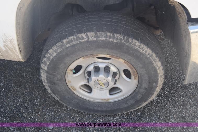 image for item L3777 2007 Chevrolet Silverado 2500HD Crew Cab pickup truck