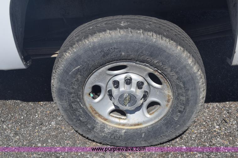 image for item L3777 2007 Chevrolet Silverado 2500HD Crew Cab pickup truck