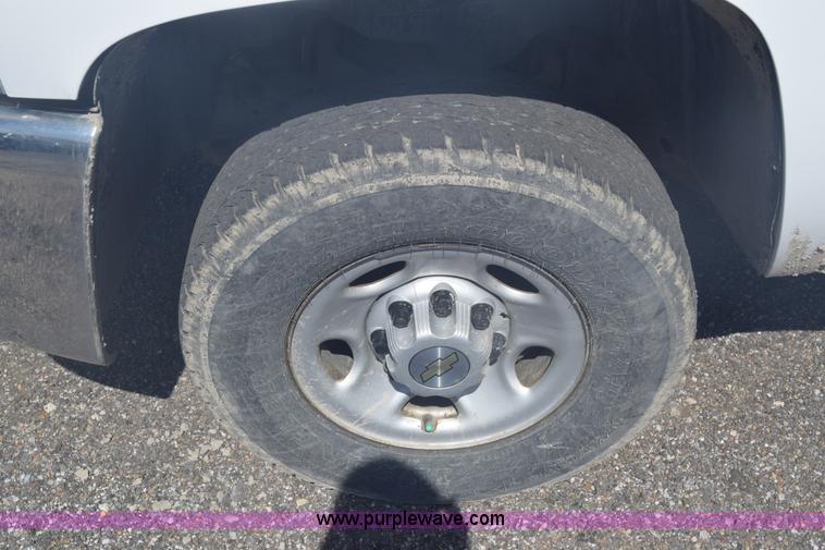 image for item L3777 2007 Chevrolet Silverado 2500HD Crew Cab pickup truck