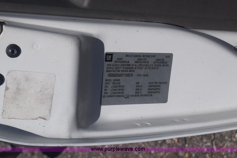 image for item L3779 2007 Chevrolet Express 2500 Cargo van