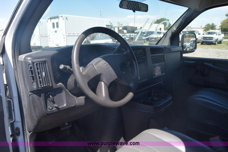 image for item L3779 2007 Chevrolet Express 2500 Cargo van