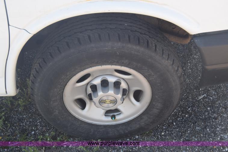 image for item L3779 2007 Chevrolet Express 2500 Cargo van