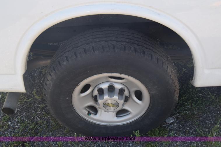 image for item L3779 2007 Chevrolet Express 2500 Cargo van