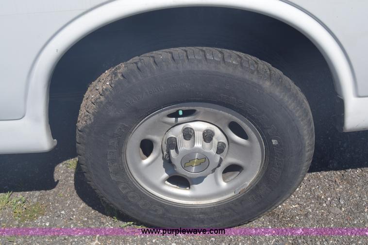 image for item L3779 2007 Chevrolet Express 2500 Cargo van