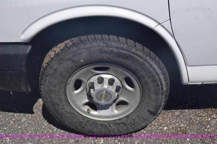 image for item L3779 2007 Chevrolet Express 2500 Cargo van