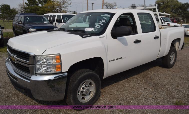 image for item L3790 2007 Chevrolet Silverado 2500HD Crew Cab pickup truck