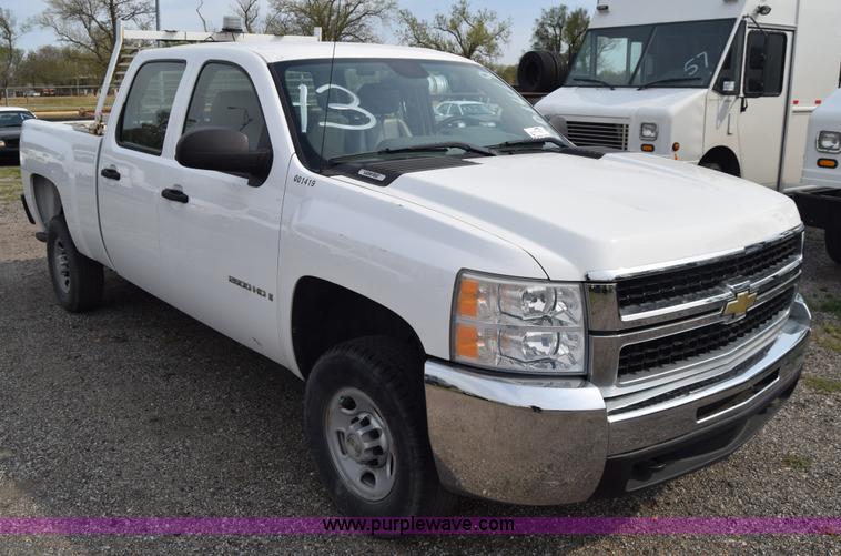 image for item L3790 2007 Chevrolet Silverado 2500HD Crew Cab pickup truck