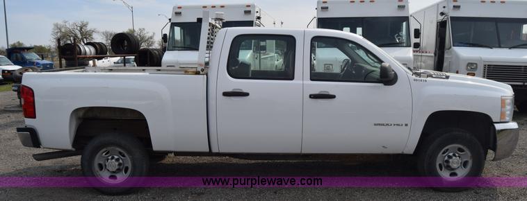 image for item L3790 2007 Chevrolet Silverado 2500HD Crew Cab pickup truck