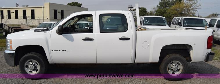image for item L3790 2007 Chevrolet Silverado 2500HD Crew Cab pickup truck