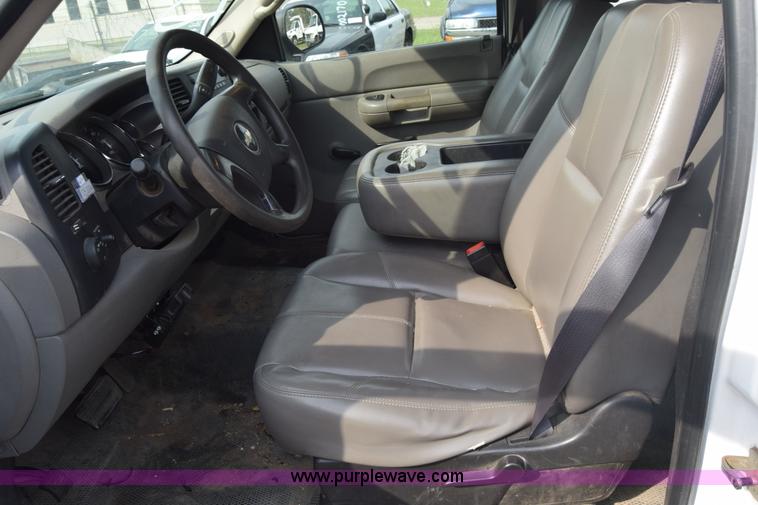 image for item L3790 2007 Chevrolet Silverado 2500HD Crew Cab pickup truck