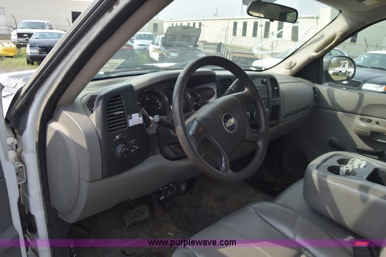 image for item L3790 2007 Chevrolet Silverado 2500HD Crew Cab pickup truck