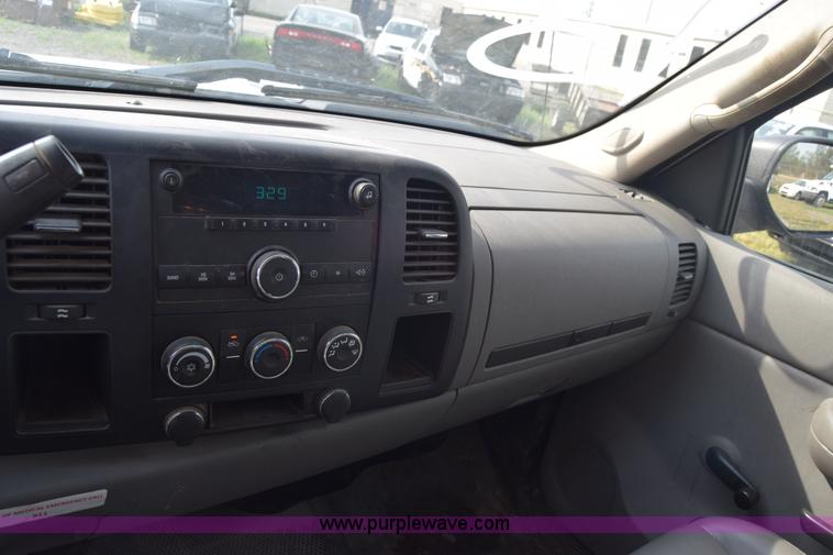 image for item L3790 2007 Chevrolet Silverado 2500HD Crew Cab pickup truck