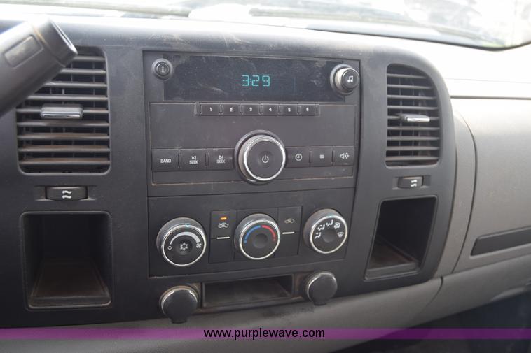 image for item L3790 2007 Chevrolet Silverado 2500HD Crew Cab pickup truck