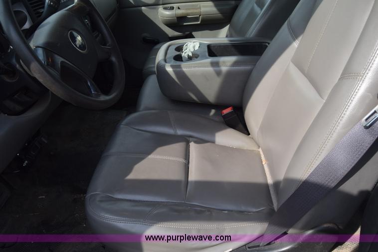 image for item L3790 2007 Chevrolet Silverado 2500HD Crew Cab pickup truck