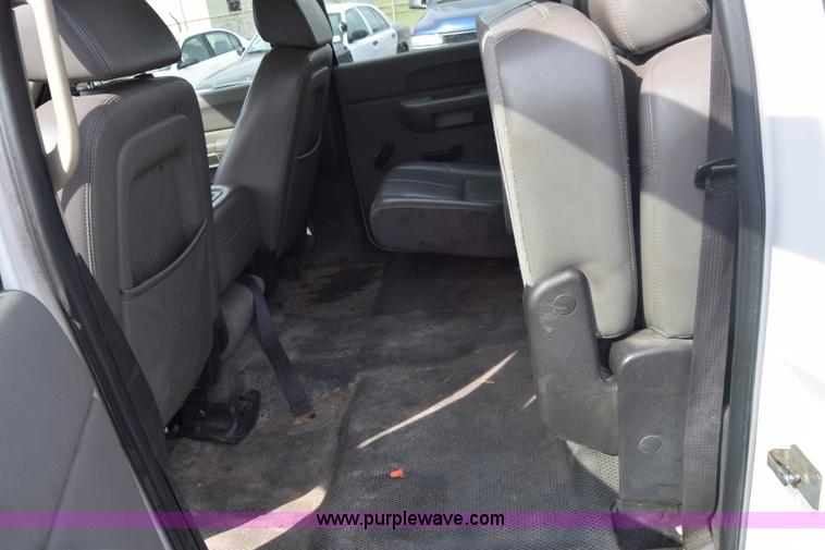 image for item L3790 2007 Chevrolet Silverado 2500HD Crew Cab pickup truck