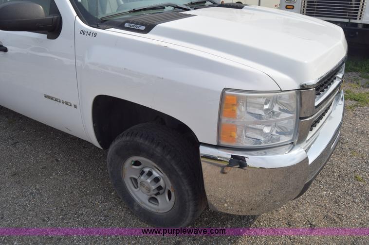 image for item L3790 2007 Chevrolet Silverado 2500HD Crew Cab pickup truck