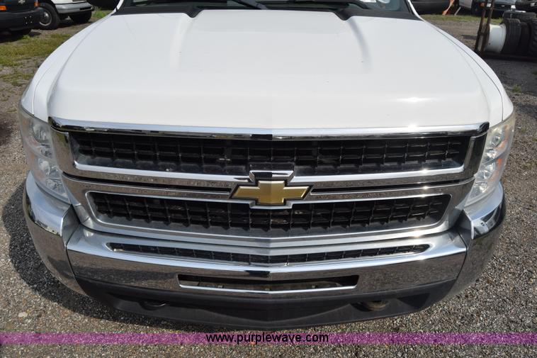 image for item L3790 2007 Chevrolet Silverado 2500HD Crew Cab pickup truck