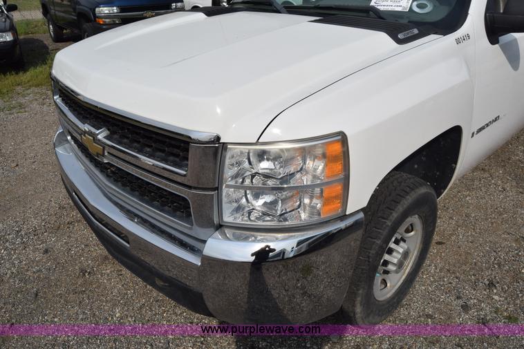 image for item L3790 2007 Chevrolet Silverado 2500HD Crew Cab pickup truck