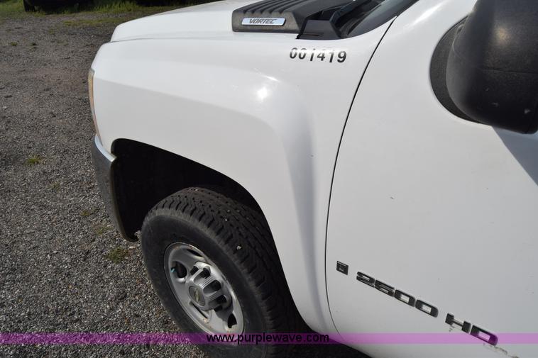 image for item L3790 2007 Chevrolet Silverado 2500HD Crew Cab pickup truck