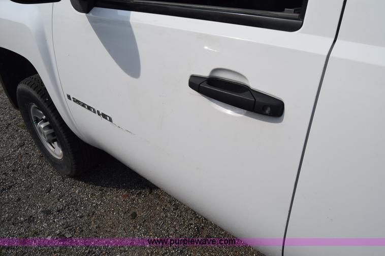 image for item L3790 2007 Chevrolet Silverado 2500HD Crew Cab pickup truck