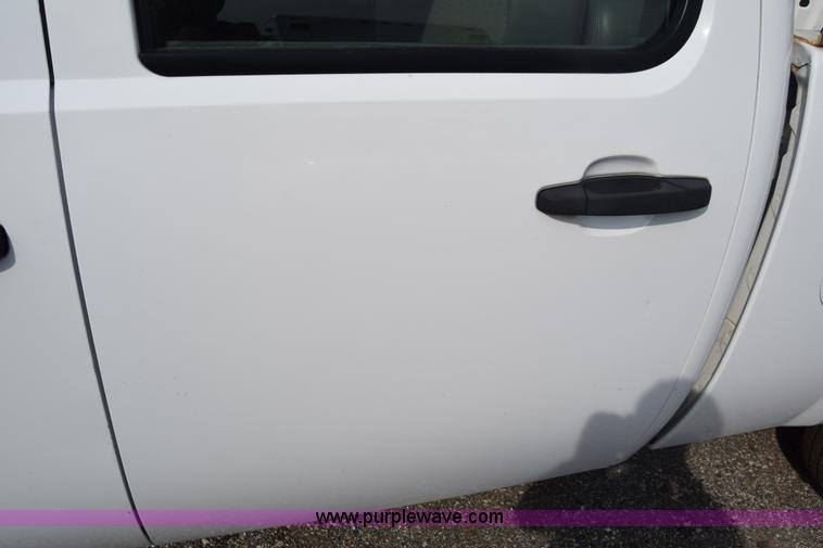 image for item L3790 2007 Chevrolet Silverado 2500HD Crew Cab pickup truck