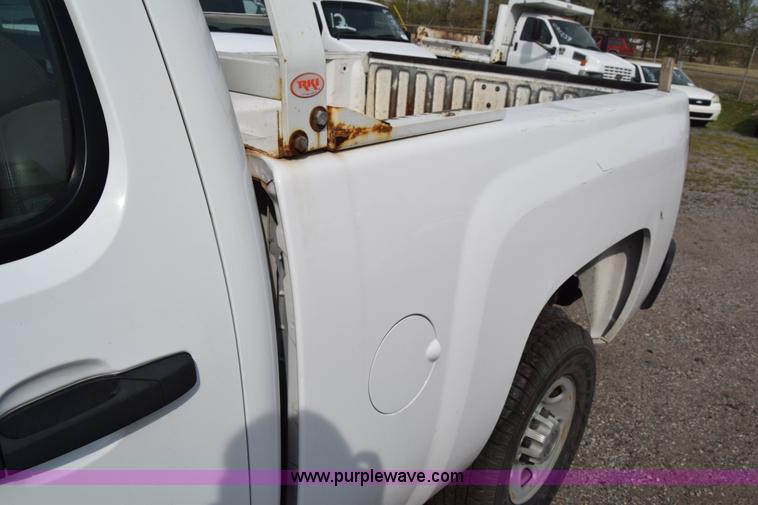 image for item L3790 2007 Chevrolet Silverado 2500HD Crew Cab pickup truck