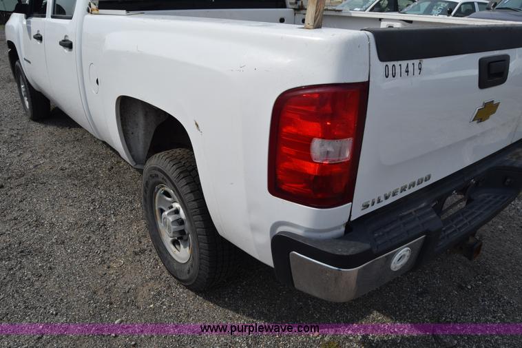 image for item L3790 2007 Chevrolet Silverado 2500HD Crew Cab pickup truck