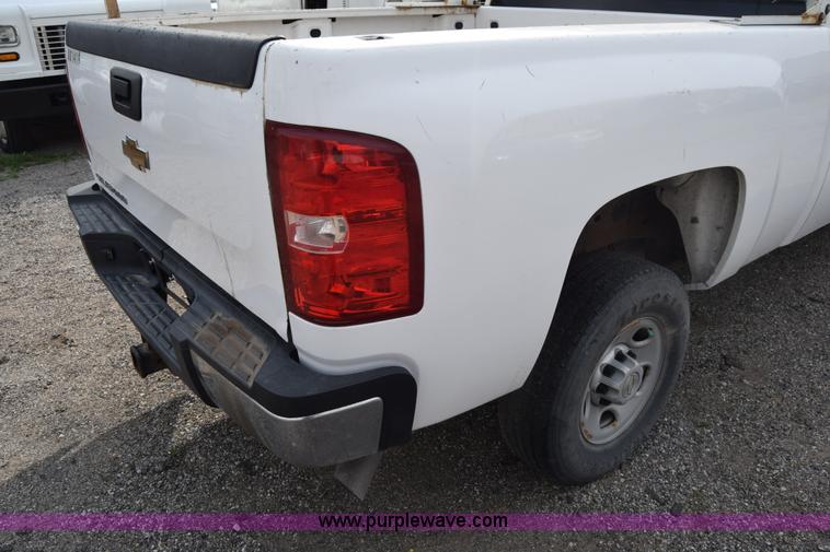 image for item L3790 2007 Chevrolet Silverado 2500HD Crew Cab pickup truck