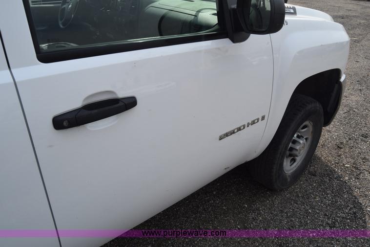 image for item L3790 2007 Chevrolet Silverado 2500HD Crew Cab pickup truck
