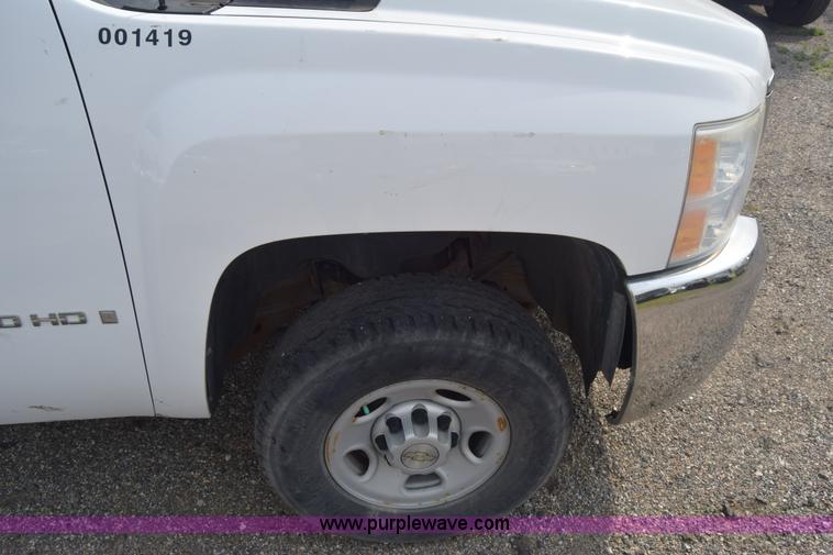 image for item L3790 2007 Chevrolet Silverado 2500HD Crew Cab pickup truck