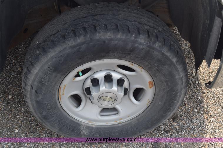 image for item L3790 2007 Chevrolet Silverado 2500HD Crew Cab pickup truck