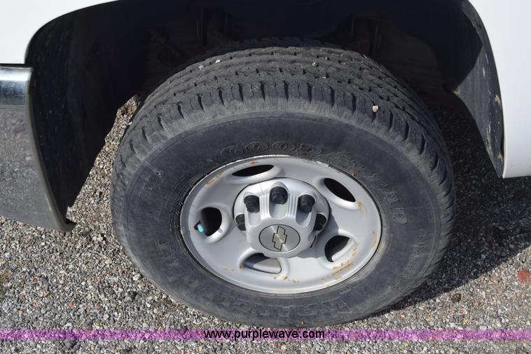 image for item L3790 2007 Chevrolet Silverado 2500HD Crew Cab pickup truck