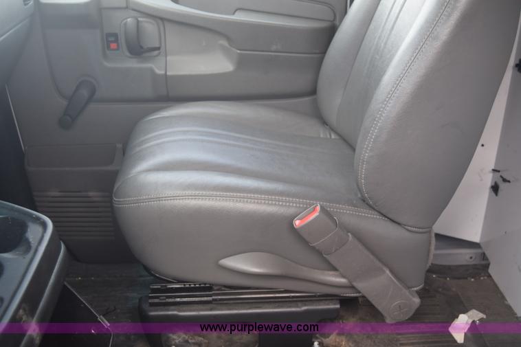 image for item L3792 2007 Chevrolet Express 2500 Cargo van