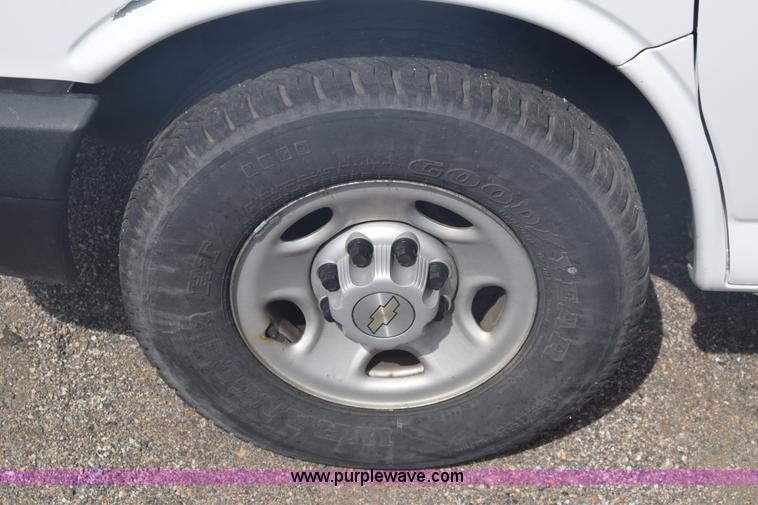 image for item L3792 2007 Chevrolet Express 2500 Cargo van