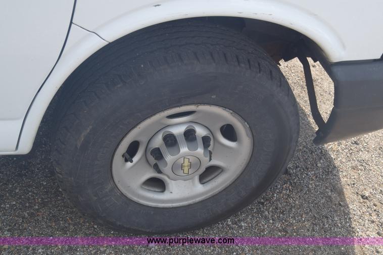 image for item L3792 2007 Chevrolet Express 2500 Cargo van