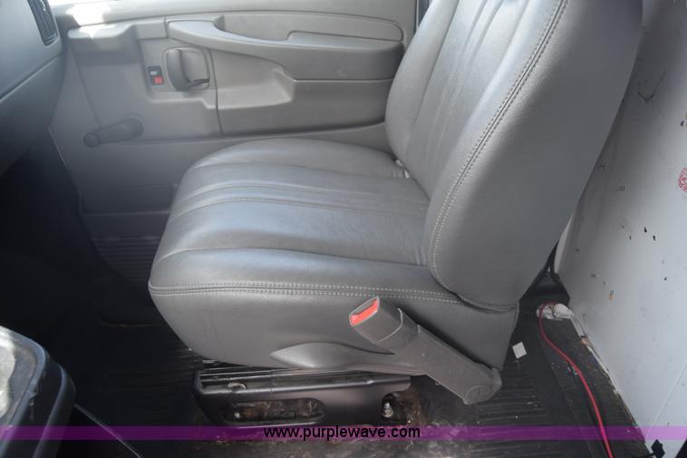 image for item L3793 2007 Chevrolet Express 2500 Cargo van