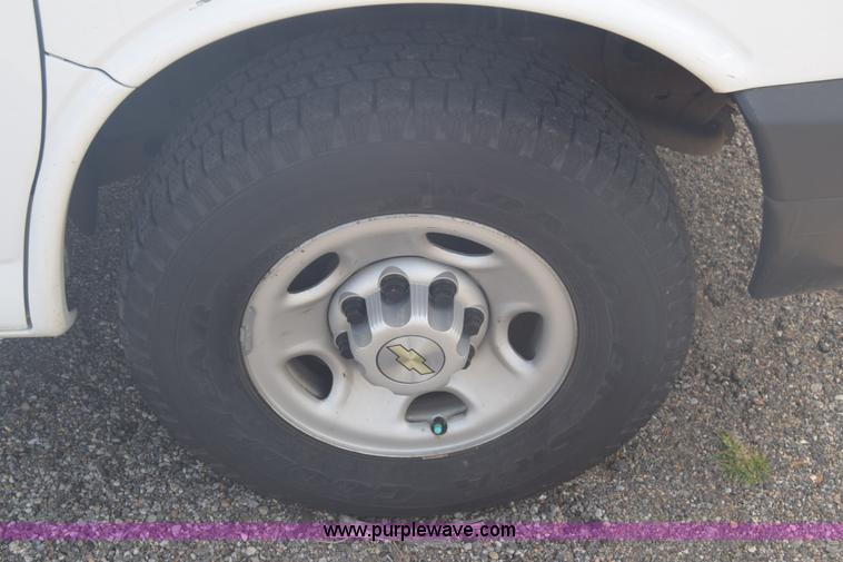 image for item L3793 2007 Chevrolet Express 2500 Cargo van