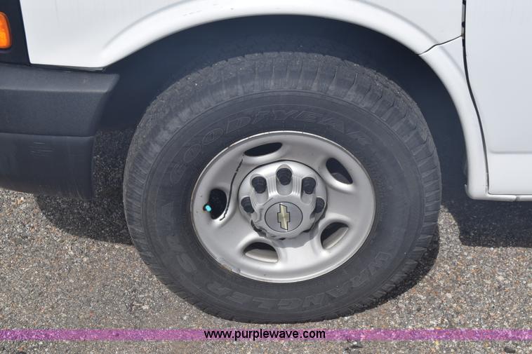 image for item L3793 2007 Chevrolet Express 2500 Cargo van