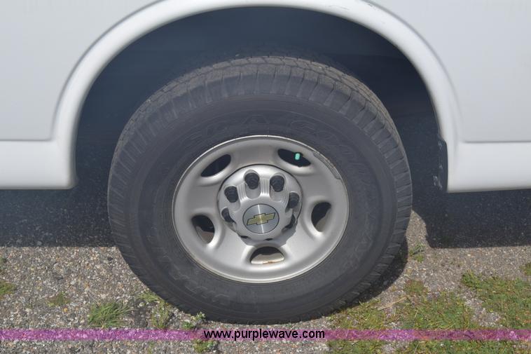 image for item L3793 2007 Chevrolet Express 2500 Cargo van