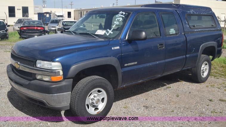 image for item L3794 2002 Chevrolet Silverado 2500HD Ext. Cab pickup truck