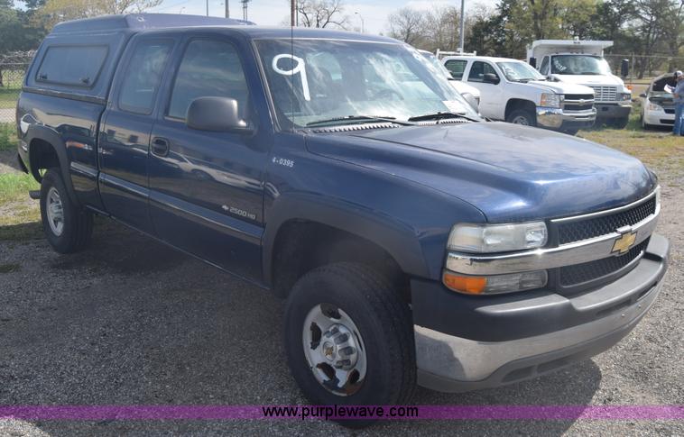 image for item L3794 2002 Chevrolet Silverado 2500HD Ext. Cab pickup truck