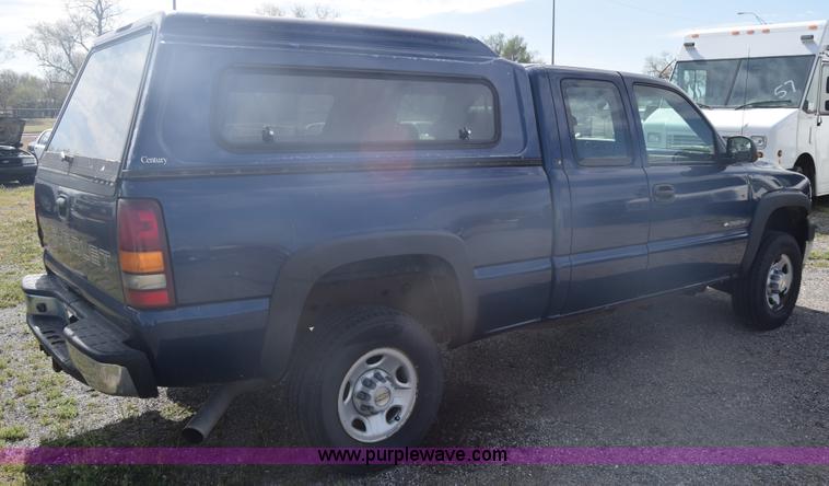 image for item L3794 2002 Chevrolet Silverado 2500HD Ext. Cab pickup truck