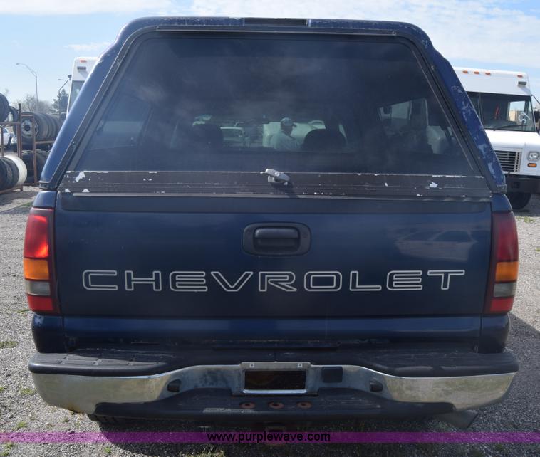 image for item L3794 2002 Chevrolet Silverado 2500HD Ext. Cab pickup truck