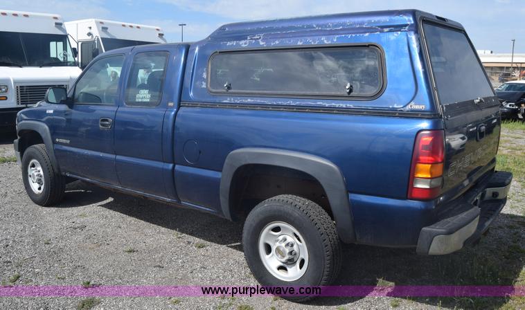 image for item L3794 2002 Chevrolet Silverado 2500HD Ext. Cab pickup truck