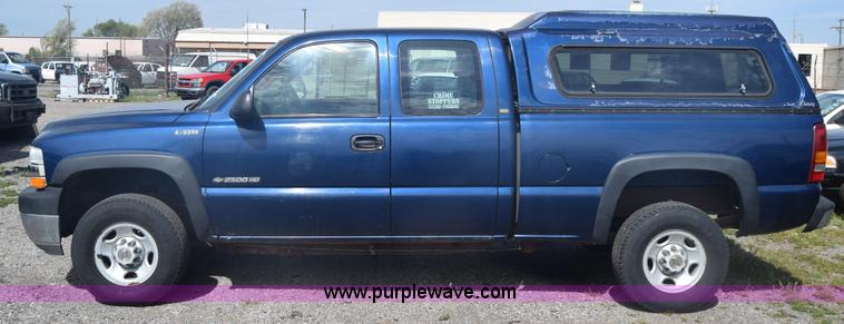 image for item L3794 2002 Chevrolet Silverado 2500HD Ext. Cab pickup truck