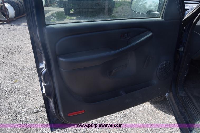 image for item L3794 2002 Chevrolet Silverado 2500HD Ext. Cab pickup truck