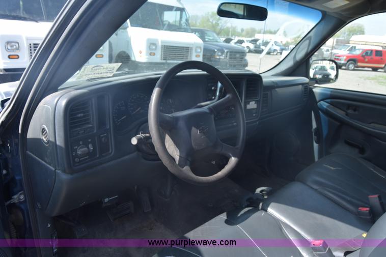 image for item L3794 2002 Chevrolet Silverado 2500HD Ext. Cab pickup truck