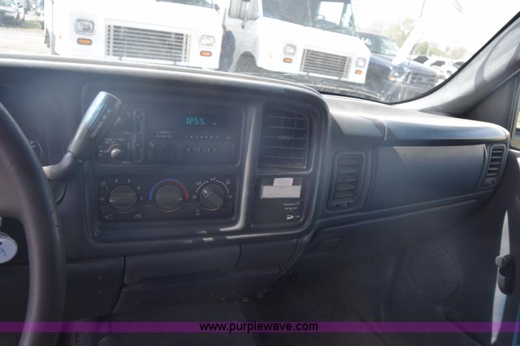 image for item L3794 2002 Chevrolet Silverado 2500HD Ext. Cab pickup truck