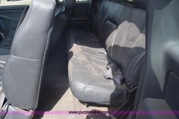 image for item L3794 2002 Chevrolet Silverado 2500HD Ext. Cab pickup truck